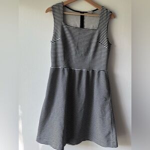 Striped Sleeveless Dress merona sleeveless pockets women size M.
Preowned